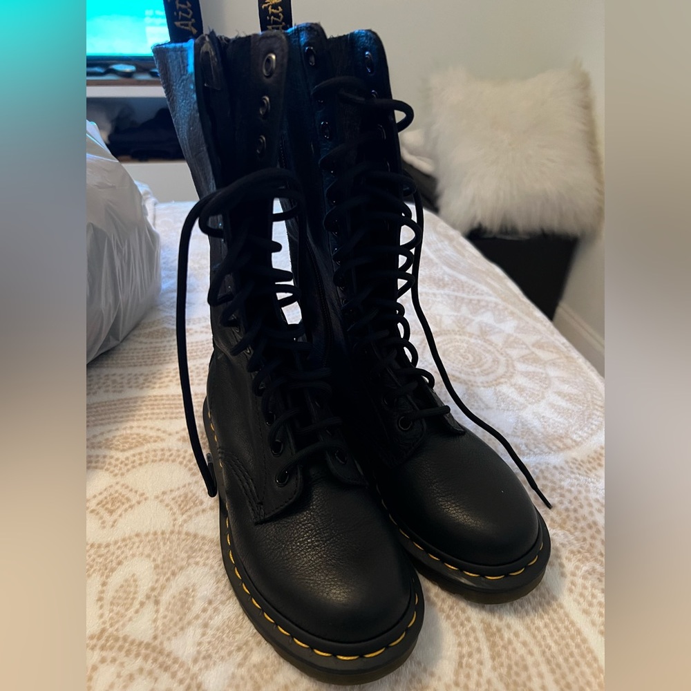 Like new Doc Martens 1B99 VIRGINIA LEATHER
MID CALF BOOTS black size 5